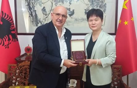 Treffen zwischen albanischem Archiv und chinesischer Botschafterin