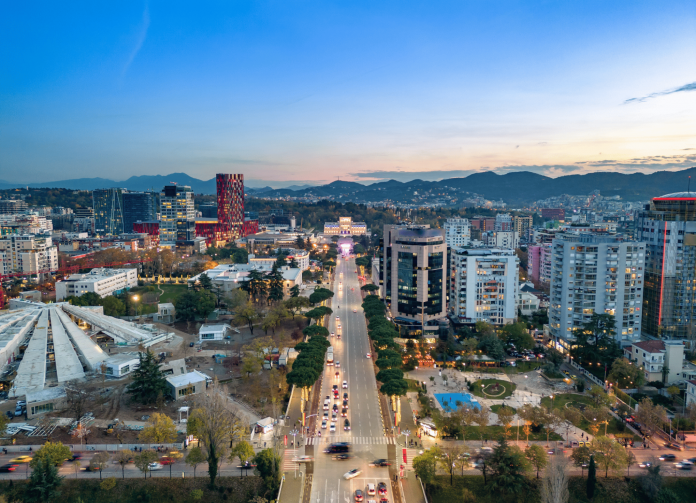 Tri-City Herald empfiehlt Tirana als Reiseziel für den Herbst