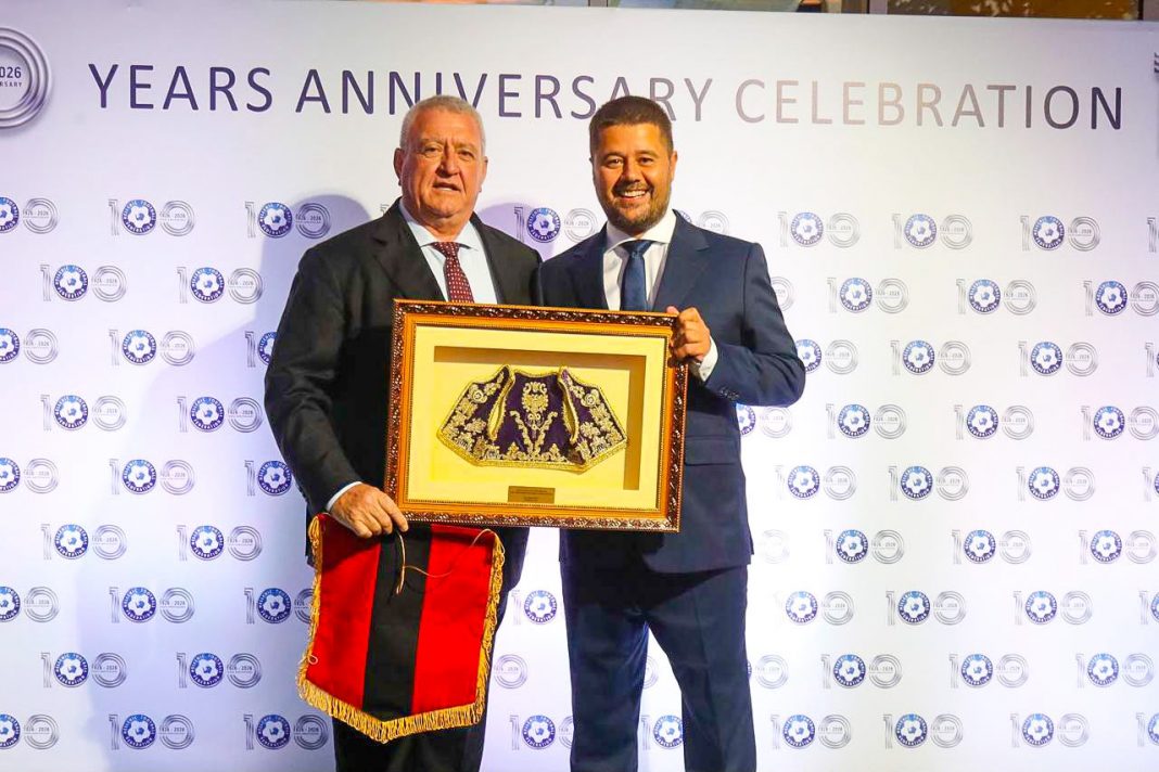 Duka nimmt an Gala des griechischen Fußballverbands zum 100‑jährigen Jubiläum teil