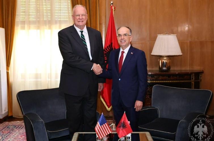 Der Präsident Bajram Begaj empfängt den neuen US-Botschafter in Albanien