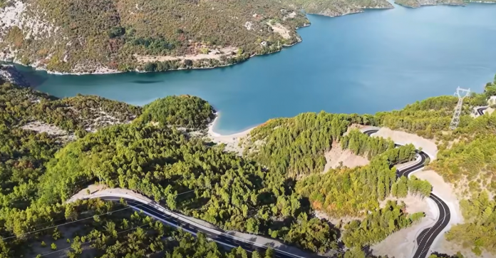 Die erneuerte Straße von Koman – mitten in der spektakulären Landschaft des Nordens