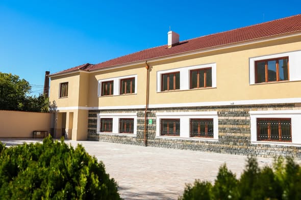 Haus des Maulbeerbaums“ in Drenova: Eine Schule für die traditionelle Rakia-Herstellung
