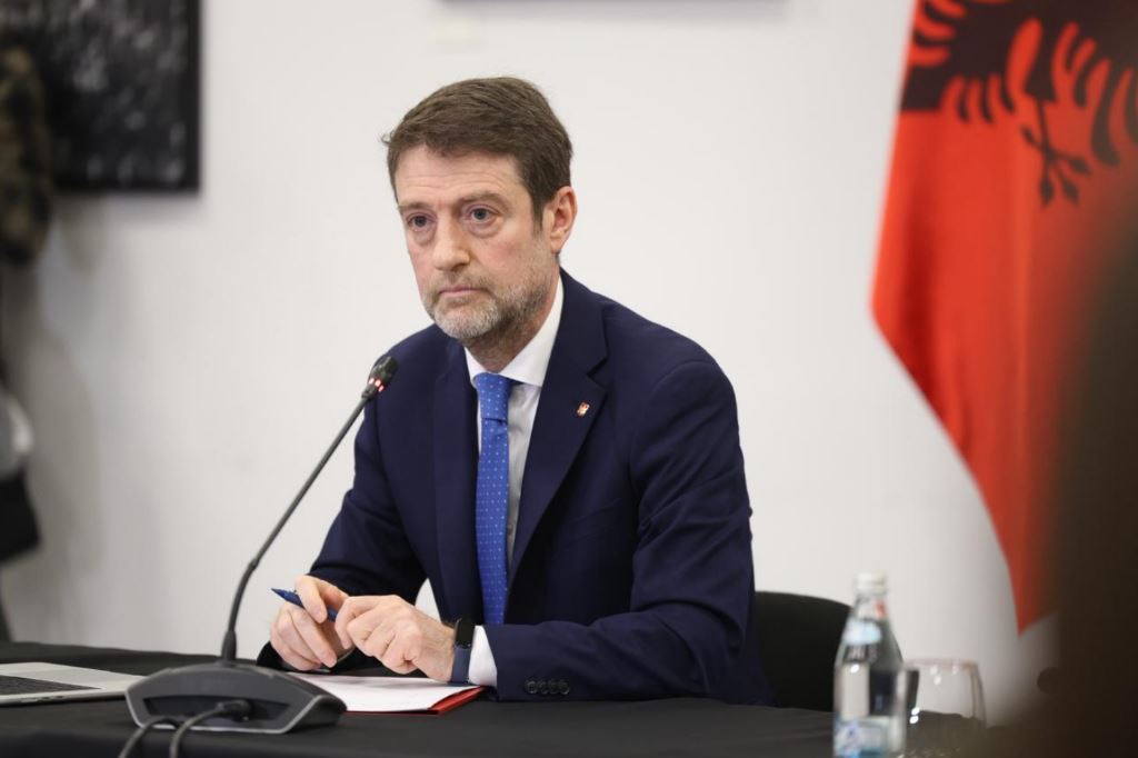 Außenminister Hoxha gratuliert dem neuen Präsidenten des Kosovo