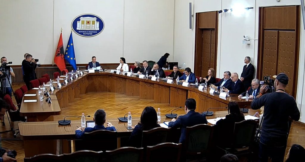 Finanzminister legt den parlamentarischen Fraktionsvorsitzenden den Haushaltsentwurf Albaniens für 2027 vor