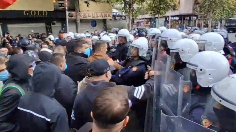 Die UNO ruft zu Zurückhaltung und Dialog auf, während die Spannungen bei den Protesten in Tirana eskalieren