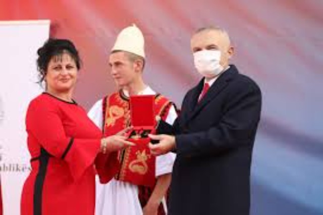 President Meta awards the title “Grand Master” to some polyphonic groups of Vlora