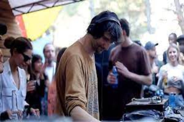 ‘UNUM’ electrifies the coast of Rana e Hedhun! Over 10 thousand young people under the rhythms of electronic music