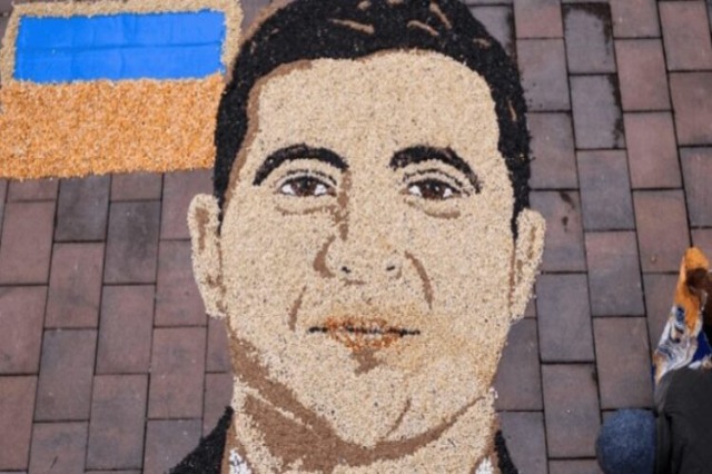 Albanian artist attracts international media attention after creating Zelensky portrait with rice and seeds