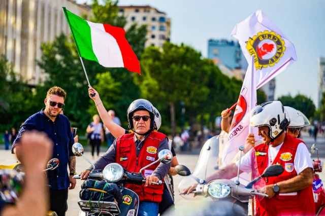 Over 400 iconic Vespas at “Skënderbeg” square