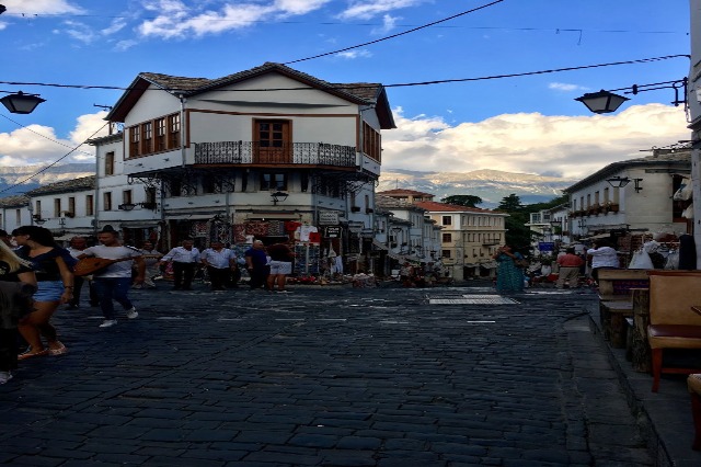 Gjrokastër, thousands of tourists enliven the city in stone, foreigners surprised with Albania