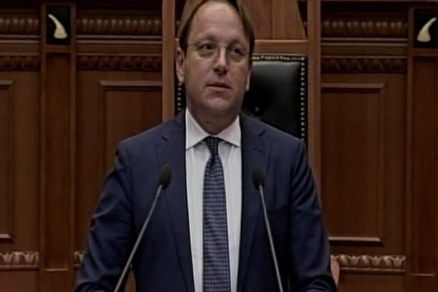 License plates, Varhelyi calls on Kosovo and Serbia to avoid unnecessary tensions