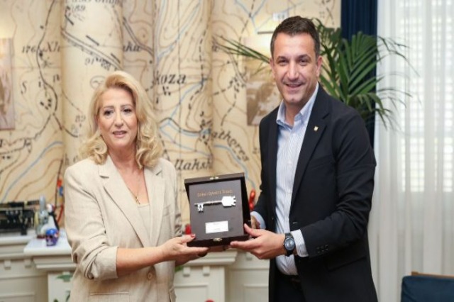 Mayor Veliaj Donates “Key of Tirana” to Artist Shkurte Fejza, Concert Today at the Palace of Congresses