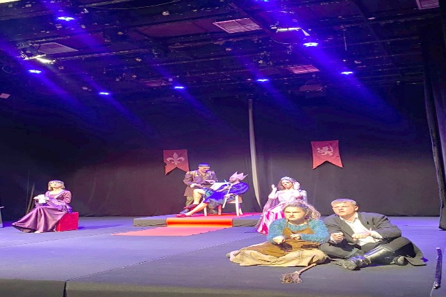 “The King is dying” a grotesque comedy put on stage by Armand Bora