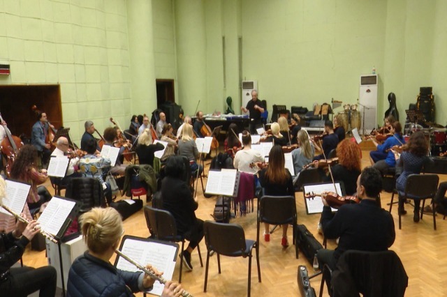 On Friday, a concert by the RTSH orchestra, part of the repertoire, “Piano Concerto” by Çesk Zade, Chopin and Sibelius