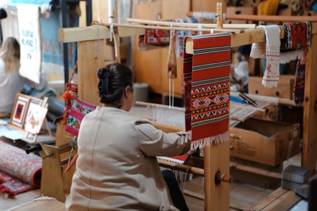Young people keep alive the tradition of handmade carpets in KukÃ«s