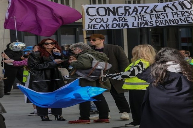 Dua personally promotes “Houdini” on the streets of London