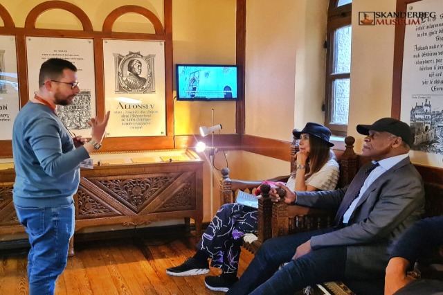 The famous American actor, Danny Glover, visits the “Gjergj Kastrioti Skënderbeu” museum in Kruja