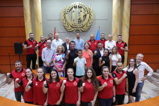 Young people from Kosova receive Albanian citizenship, the coach of Majlinda Kelmendi among them