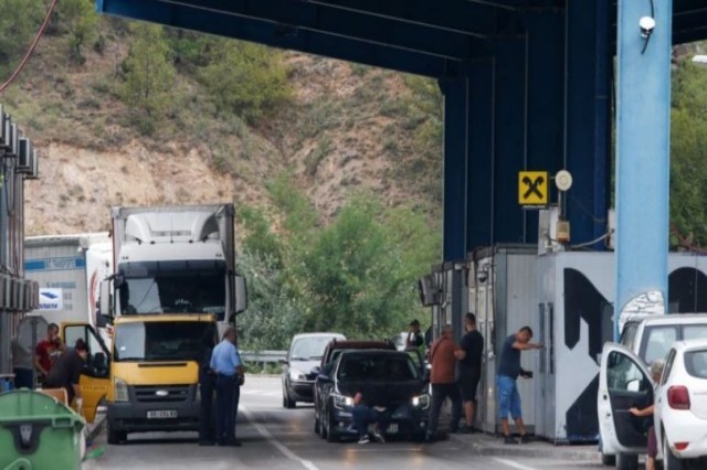 Tensions rise in the north of Kosova, Police announce the closure of two border crossings