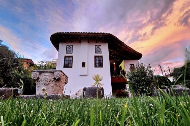 An exhibition of weapons and relics of Skanderbeg is presented by the Historical Museum of Shkodra.
