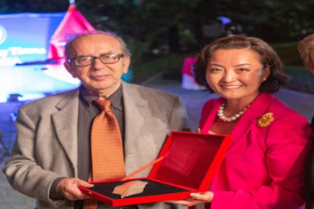 US Ambassador Yuri Kim congratulates Ismail Kadare: His contribution to literature, ageless and beoyond borders
