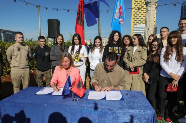 Mogherini and Veliaj sign the official contract for the opening of the College of Europe in Tirana