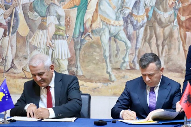 Balla and Svelça sign the agreement to further ease border crossing between Albania and Kosova