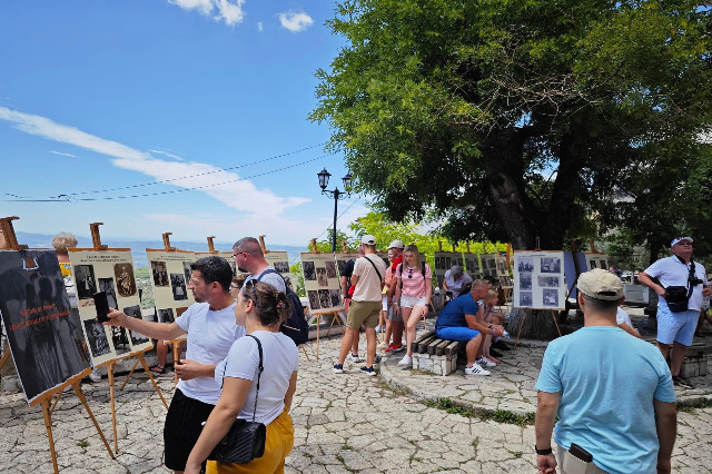 Kruja, the exhibition with Albanians folk costumes arouse the curiosity of foreign visitors