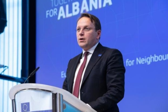 Release of the policemen/Varhelyi: Continue the de-escalation, organize new elections in the municipalities without delay