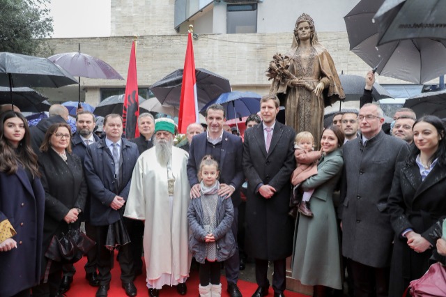 The statue of “Queen Geraldine” is inaugurated on “Zogu I” Boulevard