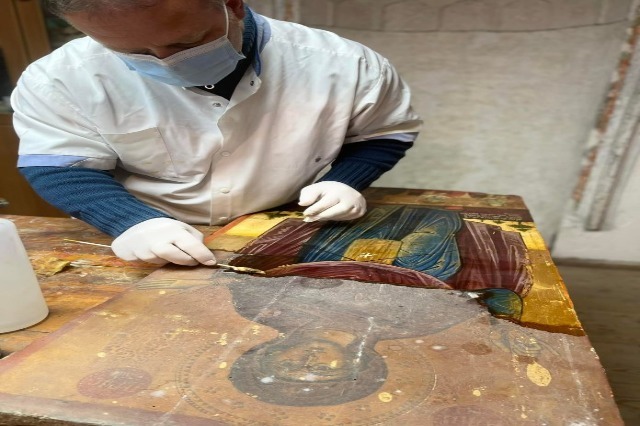 The icon “Holy Friday with 4 saints” under restoration