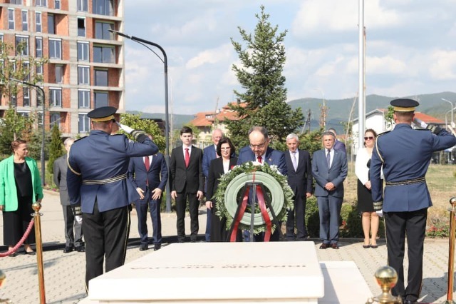 Begaj homage to the grave of Ibrahim Rugova and the Jashari family