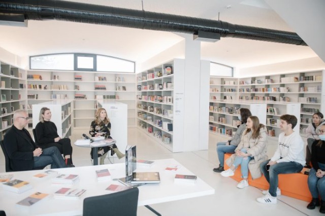 Minister of Culture Margariti donates books for the library of the city of Korça