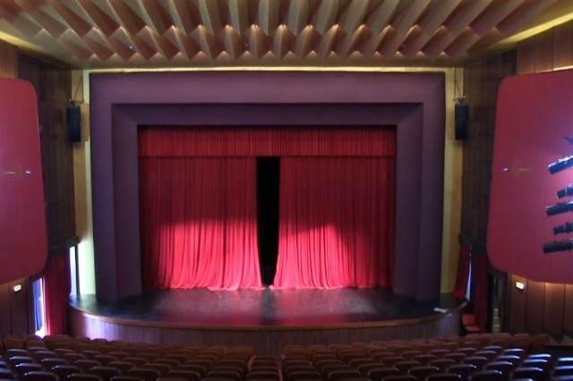 “Apollon 2023” Festival raises its curtain; the first show was the comedy “Completely Strangers”