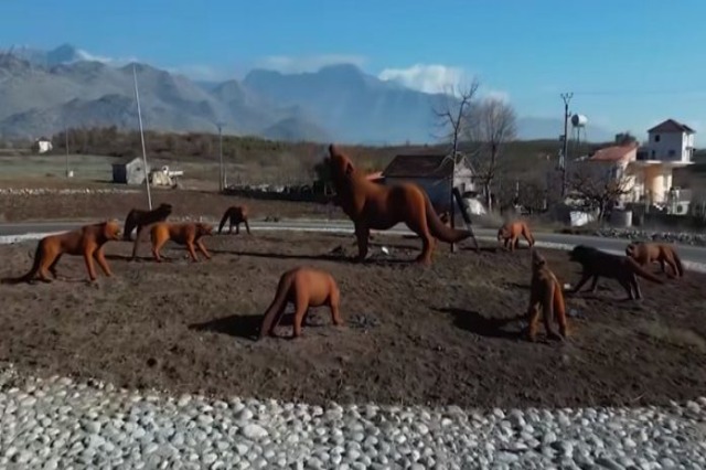Rama: “Wolves Coming”, the work of the Chinese artist Ruowang at the entrance to Koplik