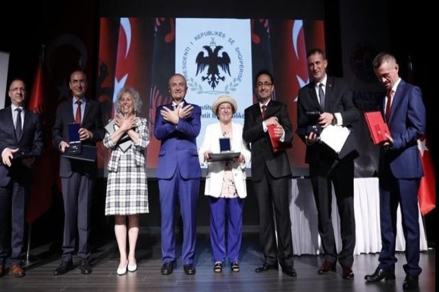 President Meta meets with leaders of the ”Vatra” association during his visit in Turkey