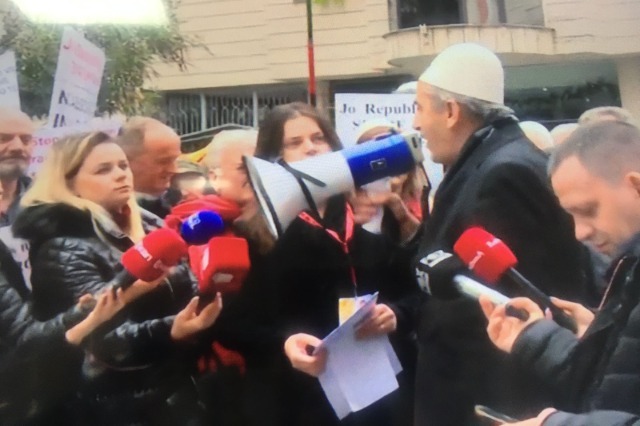 Tensions in the north of Kosovo/Protests in front of the Serbian Embassy in Tirana: We give our lives, we don’t give Mitrovica