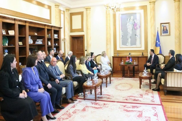 An Albanian parliamentary delegation pays a visit to Prishtina