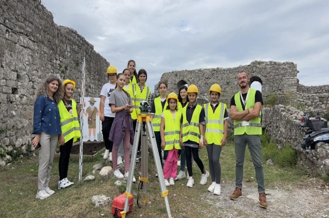 The ‘Little Archaeologist’ educational workshop is being conducted for students at the Shkodra Fortress