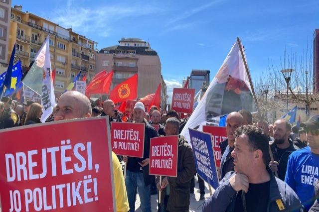 “March for justice”, citizens protest in Pristina in support of the former leaders of the KLA who are being tried in The Hague