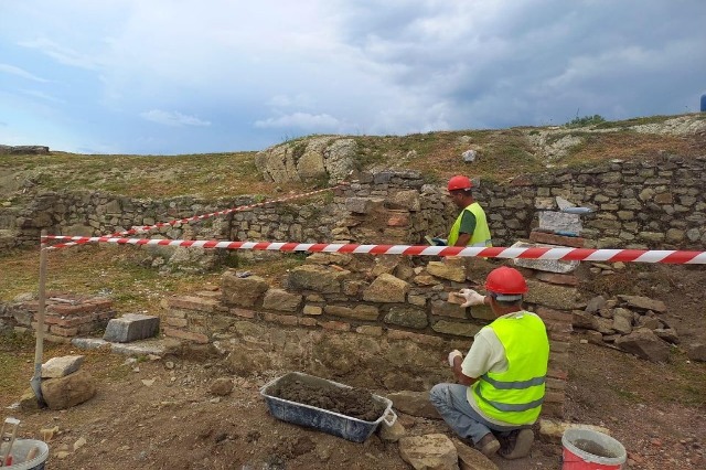 Restoration of the dwelling with two colonnades in the Archeological Park of Finiq