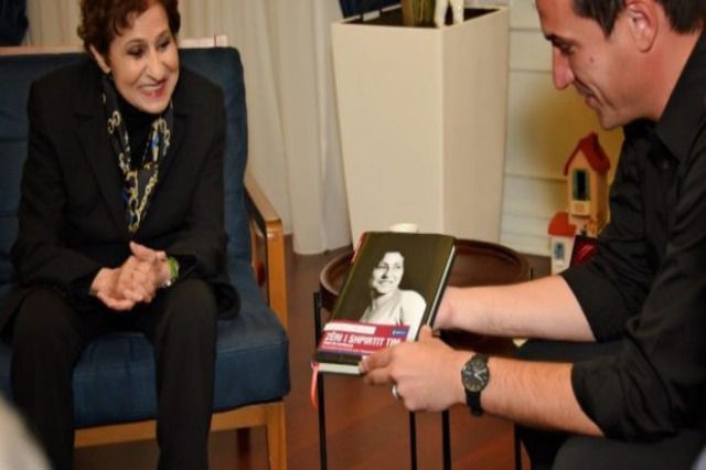 Veliaj honors with the medal “Gratitude of the City” the poet and songwriter, Zhuliana Jorganxhi