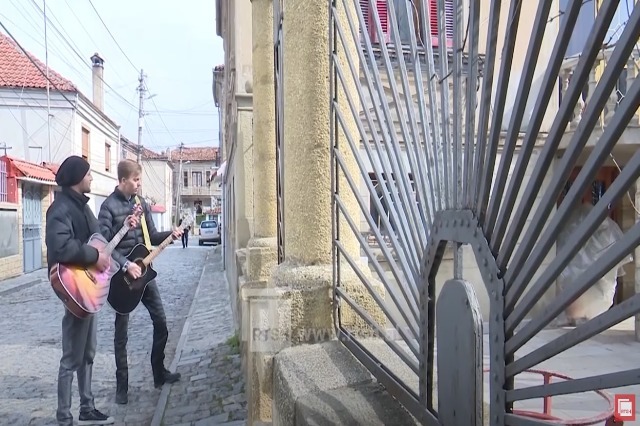 The brothers who sing serenades, the two youngsters who enliven the Korça alleys