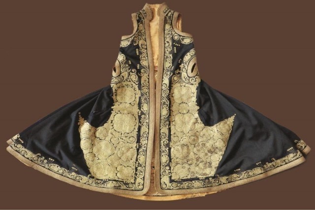 Berati folk clothing and iso-polyphony