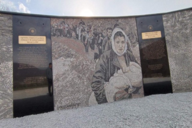 Commemoration of the Albanian exodus of the Kosovo War in the mosaic in Blace