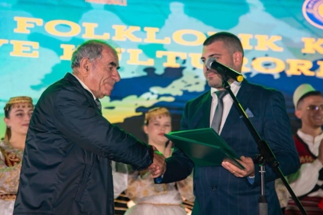 Ethno-cultural heritage, Koço Vasili, leader of the “Lunxhëria” Ensemble, is rewarded