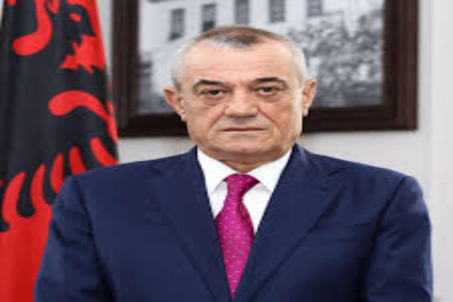The Speaker of the Albanian Parliament, Gramoz Ruçi congratulates his new counterpart from Kosovo, Glauk Konjufca.