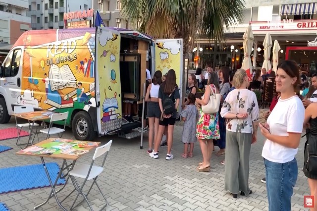 The mobile library in Shëngjin, children vacationers read the most beautiful books for their age group