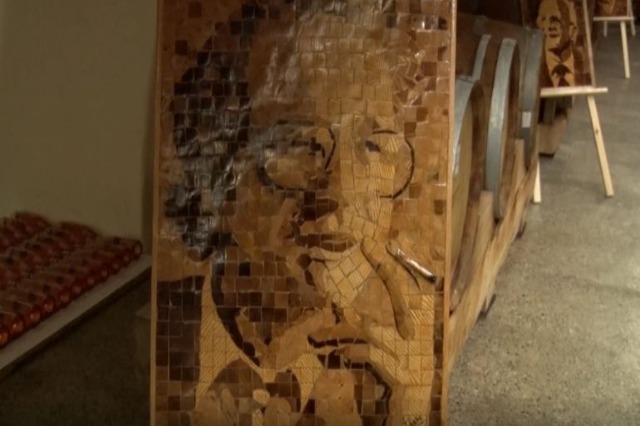 Portraits in wooden mosaic! 18 prominent personalities are presented in a special exhibition: “Gjama”