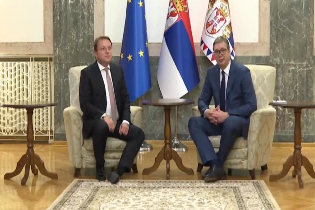 Oliver Varhelyi meets Vucic, the proposed resolution on Srebrenica, focus of the talks